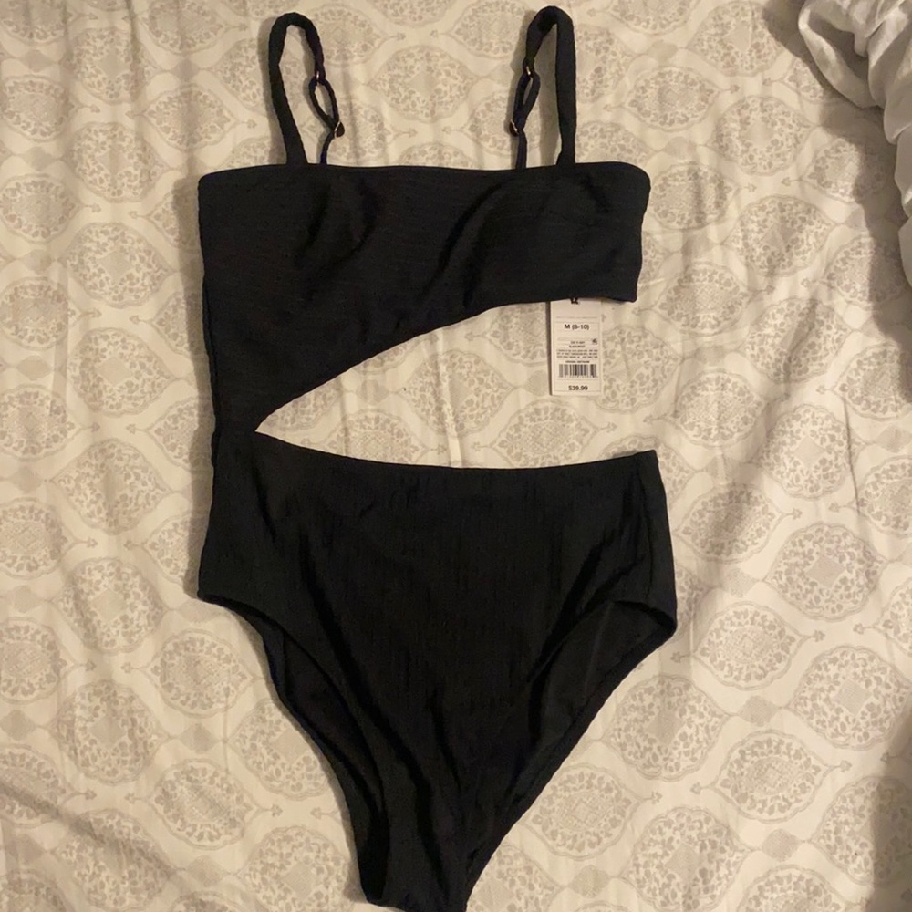 Cutout one piece ribbed bathing suit 🖤